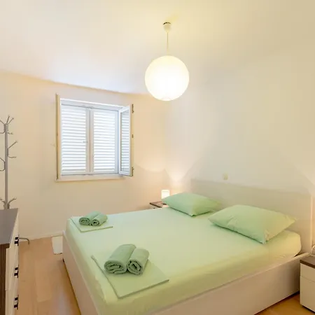 Apartment With Sea View And Private Parking *